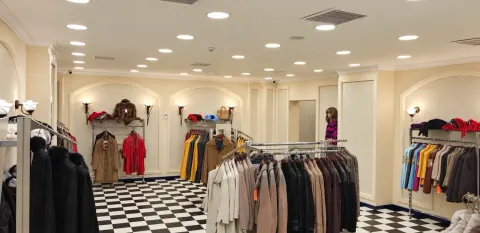 Sultanahmet Bazaar'ın giyim bölümündeki satış alanı, tavandaki dikdörtgen menfezler ve spot aydınlatmalar.