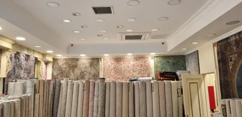 Sultanahmet Bazaar'ın halı bölümündeki kaset klima, tavan havalandırma menfezi ve sergilenen halılar.