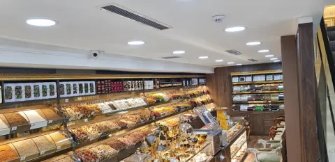 Sultanahmet Bazaar'da ürün rafları ve satış tezgâhlarıyla birlikte görülen tavan havalandırma menfezleri.