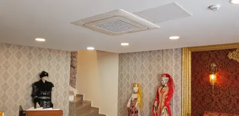 Sultanahmet Bazaar'da kıyafet mankenlerinin ve merdivenin üzerinde bulunan kaset klima ile tavan servis kapağı.
