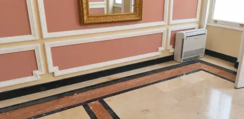 Sultanahmet Bazaar'da mermer zeminli, beyaz ve pembe duvarlı geçiş alanındaki konsol klima.