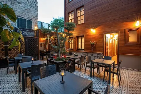 Ferman Konak Hotel — Ferman Konak Hotel’in avlusu ve ahşap cephesi, akşam görünümü. Ferman Konak Hotel — Ferman Konak Hotel’in avlusu ve ahşap cephesi, akşam görünümü.