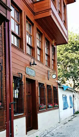 Ferman Konak Hotel — Otelin giriş cephesi ve ahşap mimari ayrıntıları. Ferman Konak Hotel — Otelin giriş cephesi ve ahşap mimari ayrıntıları.
