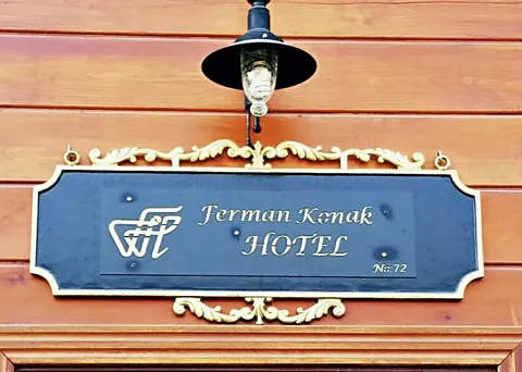 Ferman Konak Hotel — Ahşap cephedeki Ferman Konak Hotel tabelası. Ferman Konak Hotel — Ahşap cephedeki Ferman Konak Hotel tabelası.