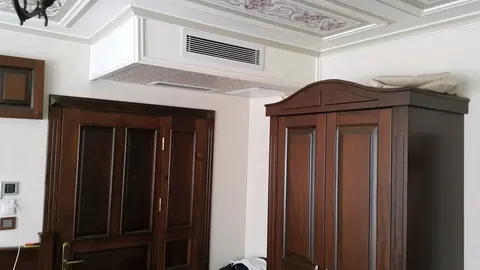 Ferman Konak Hotel — Oda kapısı üstündeki alın menfezi; kanallı VRF yerleşiminin odada görünen bölümü. Ferman Konak Hotel — Oda kapısı üstündeki alın menfezi; kanallı VRF yerleşiminin odada görünen bölümü.