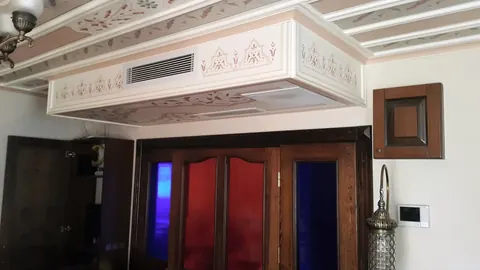 Ferman Konak Hotel — Dekoratif tavan ve ahşap kapı ile birlikte görülen kanallı VRF menfezi. Ferman Konak Hotel — Dekoratif tavan ve ahşap kapı ile birlikte görülen kanallı VRF menfezi.
