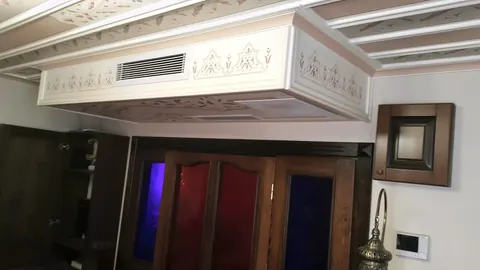 Ferman Konak Hotel — Kanallı VRF menfezi ve yanındaki erişim kapağı. Ferman Konak Hotel — Kanallı VRF menfezi ve yanındaki erişim kapağı.