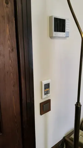 Ferman Konak Hotel — Oda duvarındaki VRF kumandası ve kontrol elemanları. Ferman Konak Hotel — Oda duvarındaki VRF kumandası ve kontrol elemanları.