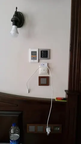 Ferman Konak Hotel — Oda duvarındaki kumanda ve elektrik kontrol elemanları. Ferman Konak Hotel — Oda duvarındaki kumanda ve elektrik kontrol elemanları.