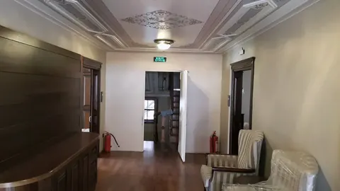 Ferman Konak Hotel — Ahşap iç mimari ve dekoratif tavanın görüldüğü otel koridoru. Ferman Konak Hotel — Ahşap iç mimari ve dekoratif tavanın görüldüğü otel koridoru.
