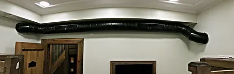 Ferman Konak Hotel — Ortak alanda tavan boyunca uzanan siyah spiro hava kanalı. Ferman Konak Hotel — Ortak alanda tavan boyunca uzanan siyah spiro hava kanalı.