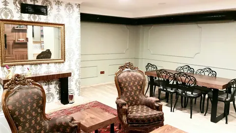 Ferman Konak Hotel — Otel ortak alanında tavan hizasındaki hava kanalı yerleşimi. Ferman Konak Hotel — Otel ortak alanında tavan hizasındaki hava kanalı yerleşimi.