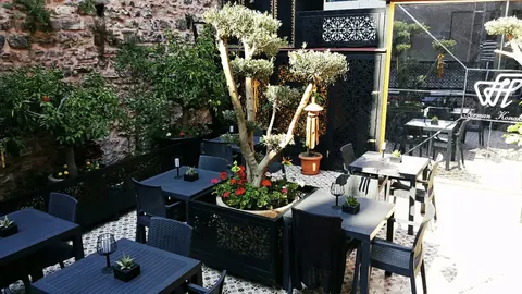 Ferman Konak Hotel — Ferman Konak Hotel’in avlusu, gündüz görünümü. Ferman Konak Hotel — Ferman Konak Hotel’in avlusu, gündüz görünümü.
