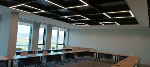 Toplantı salonunun lineer hava menfezlerini monte ettik.