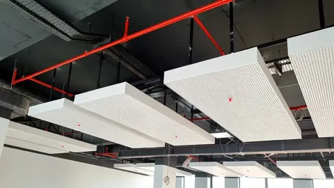 Yangın tesisatı borularını tavandaki askı elemanlarına sabitledik.