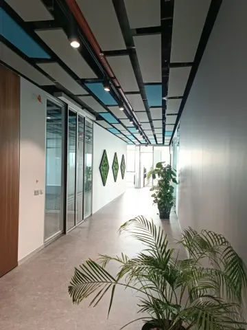 Koridor tavanındaki yangın tesisatı hatlarını döşedik.