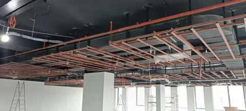 Sprinkler borularını ve havalandırma kanallarını tavana monte ettik.