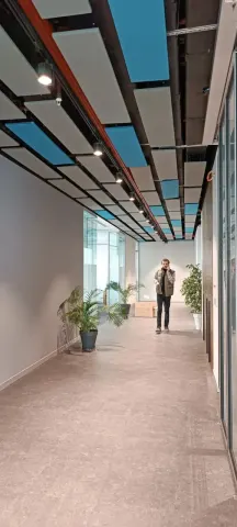 Koridorun yangın tesisatı borularını tavana sabitledik.