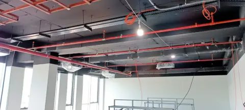 Sprinkler borularını ve hava kanallarını tavana monte ettik.