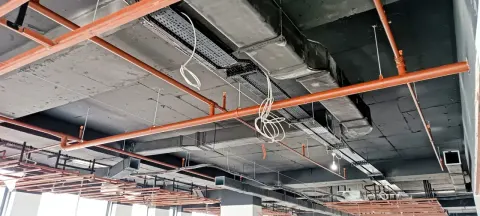 Hava kanallarını ve sprinkler boru hatlarını monte ettik.