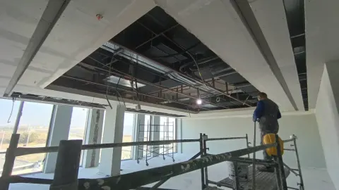 Ofis tavanındaki hava kanallarını ve boru hatlarını monte ettik.