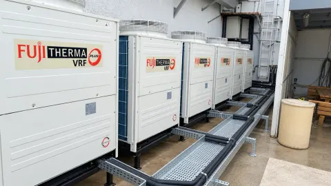 VRF dış ünitelerini metal kaidelere monte ettik.